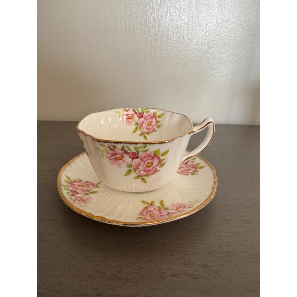 Vintage‎ Queen Anne Floral Teacup & Saucer, England